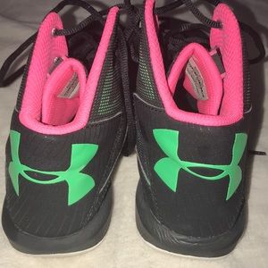 MINT CONDITION big boys Basketball Shoes